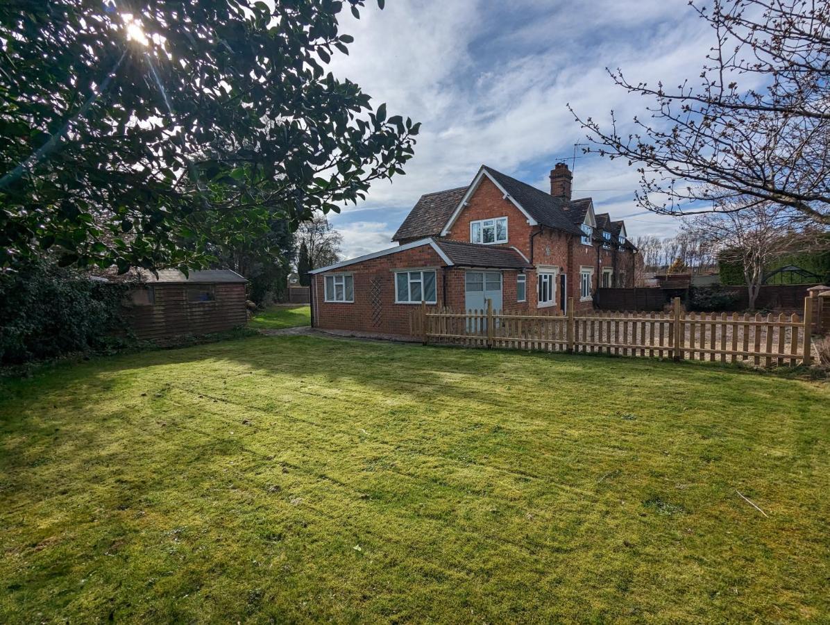 Wheelbarrow Cottage Bengeworth ภายนอก รูปภาพ