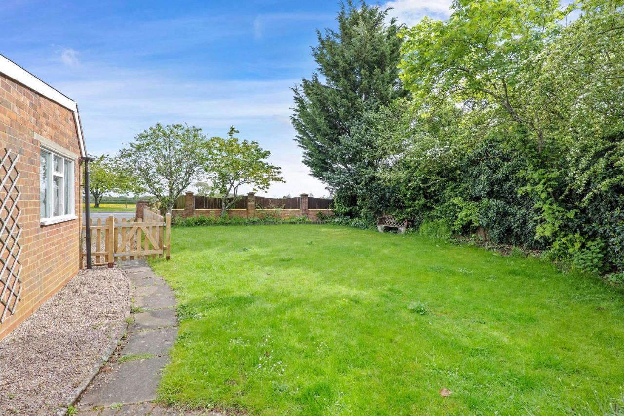 Wheelbarrow Cottage Bengeworth ภายนอก รูปภาพ